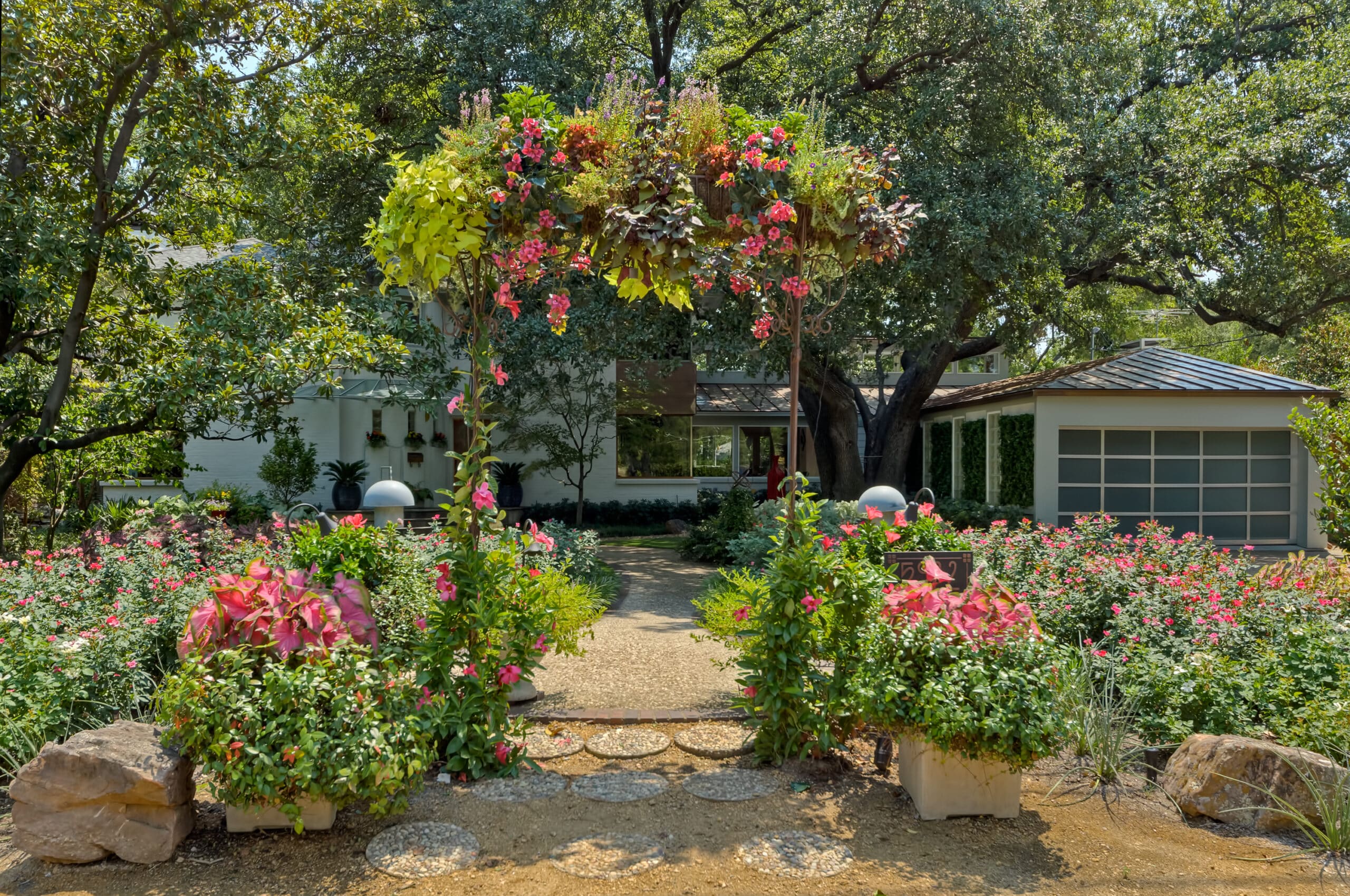 Transitional Landscape Design Services Dallas - Harold Leidner Landscape Architects