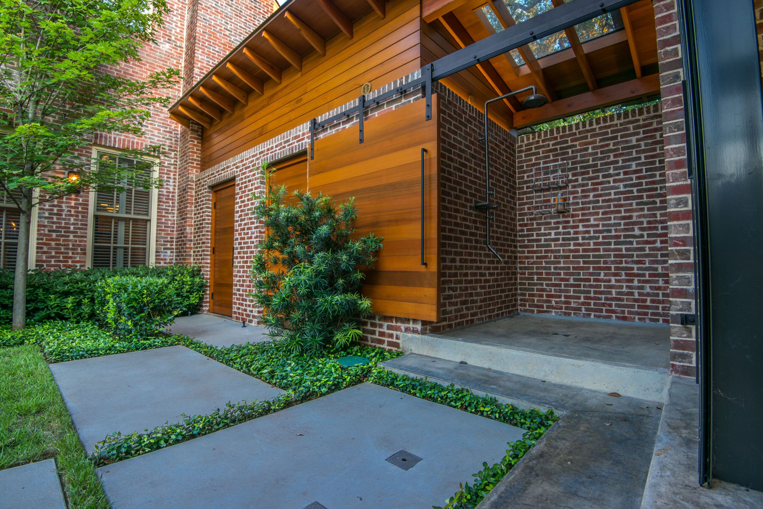 Modern landscape architecture in dallas with paving stones by Harold Leidner Landscape Architects