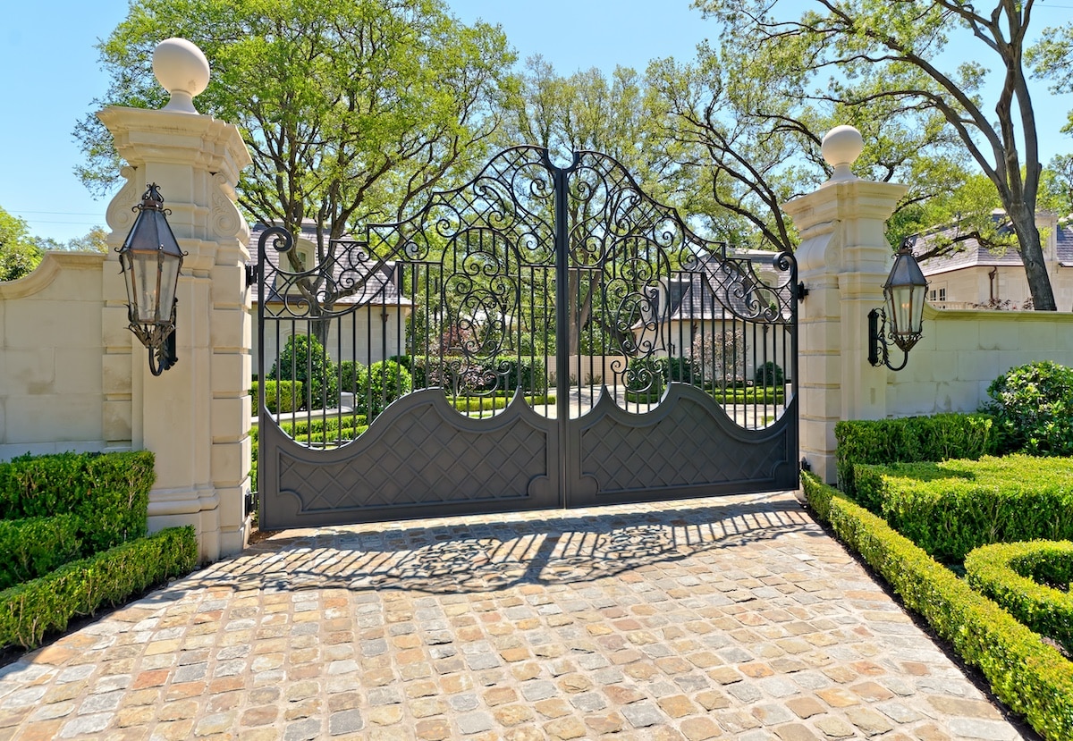 Fort Worth Perimeter Walls Construction - Harold Leidner Landscape Architects