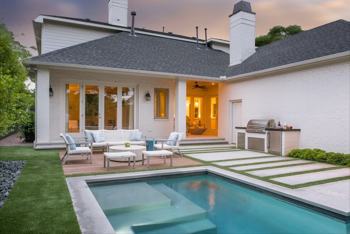 Custom swimming pool and lounge