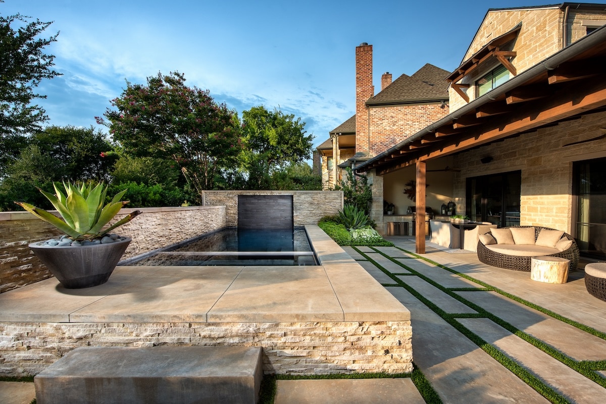 Raised pool and modern landscaping in Dallas