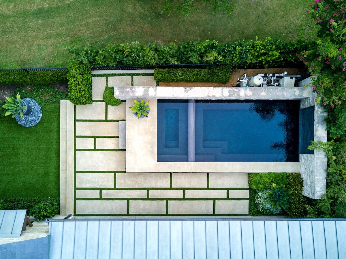 Modern pool and landscaping in Dallas