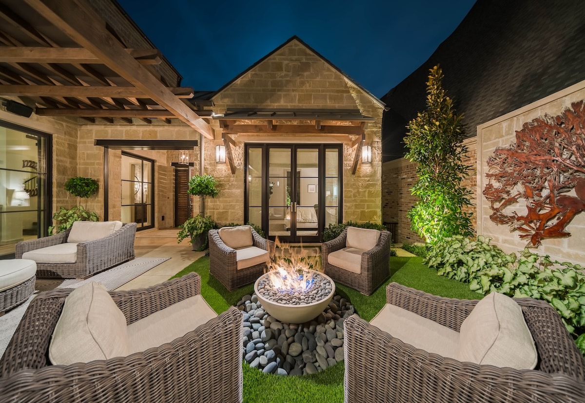 Bent Tree modern backyard design