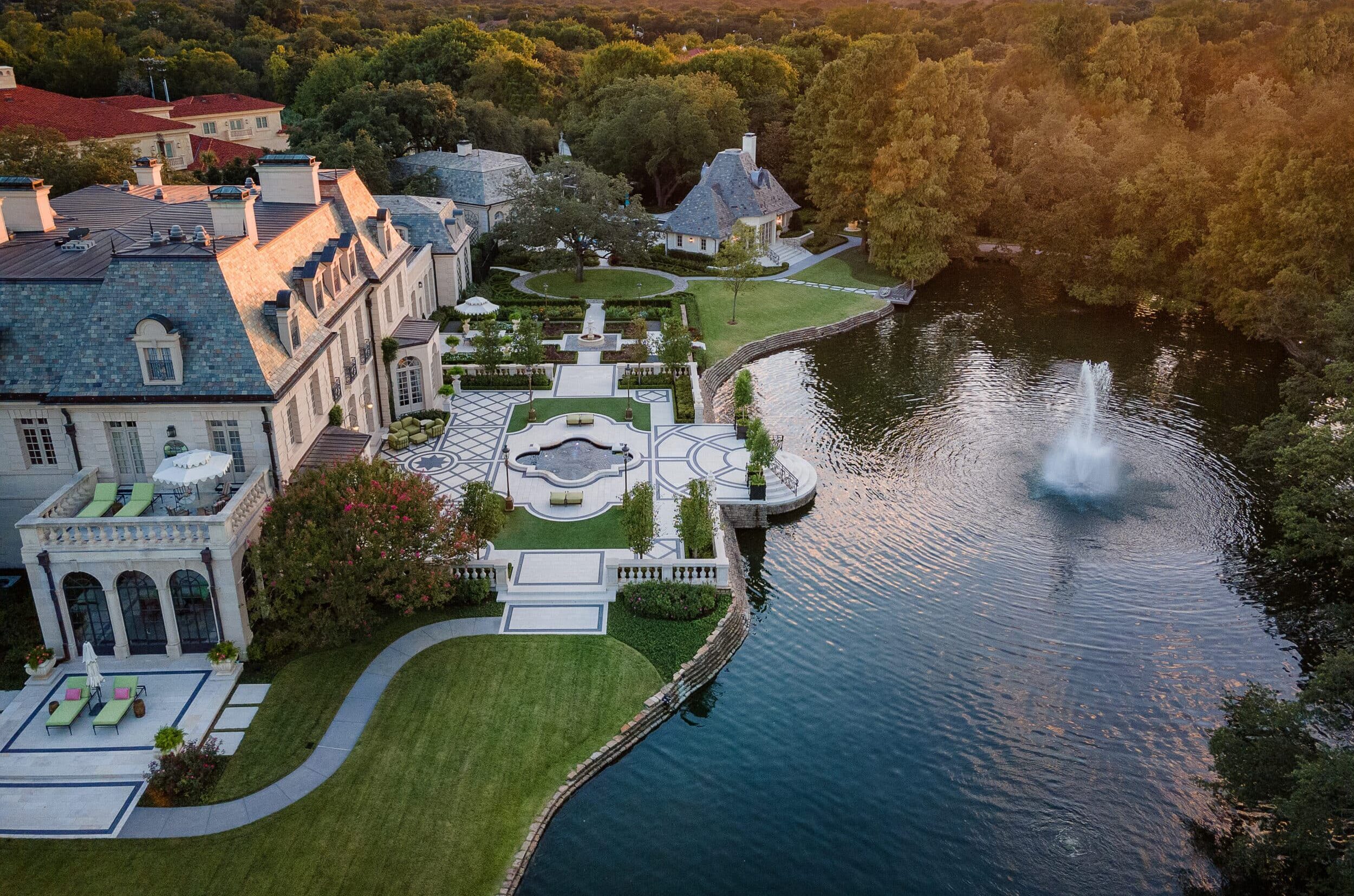 Water Features in Dallas, Texas: Captivating Aquatic Design