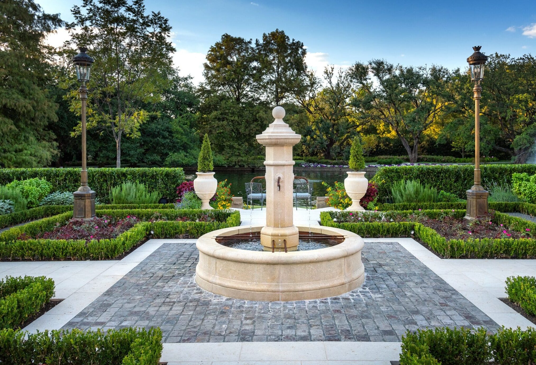 Water Features in Dallas, Texas: Captivating Aquatic Design